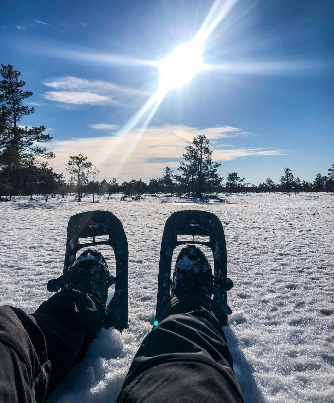 Räätsad jalas, istudes rabas päikese käes