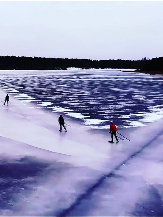 Matkauisutajad triibulisel metsikul jääl, droonivaade